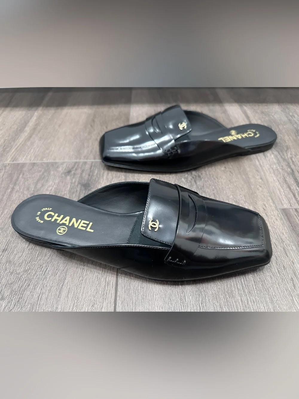 CHANEL NEW 2026 Black Patent Leather Slip-On Loafers SLIDES Gold CC HW size 38 - Picture 3 of 14